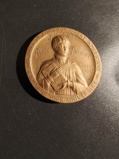 老王徽章第151期 - 美国纽约大学名人堂大铜章 直径43mm. 重量56.3g.     爱丽丝·弗里曼·帕尔默（1855-1902）是美国著名的教育家，曾任威尔斯利学院（Wellesley College）院长，也是美国大学妇女协会（American Association of University Women）的创始人之一。