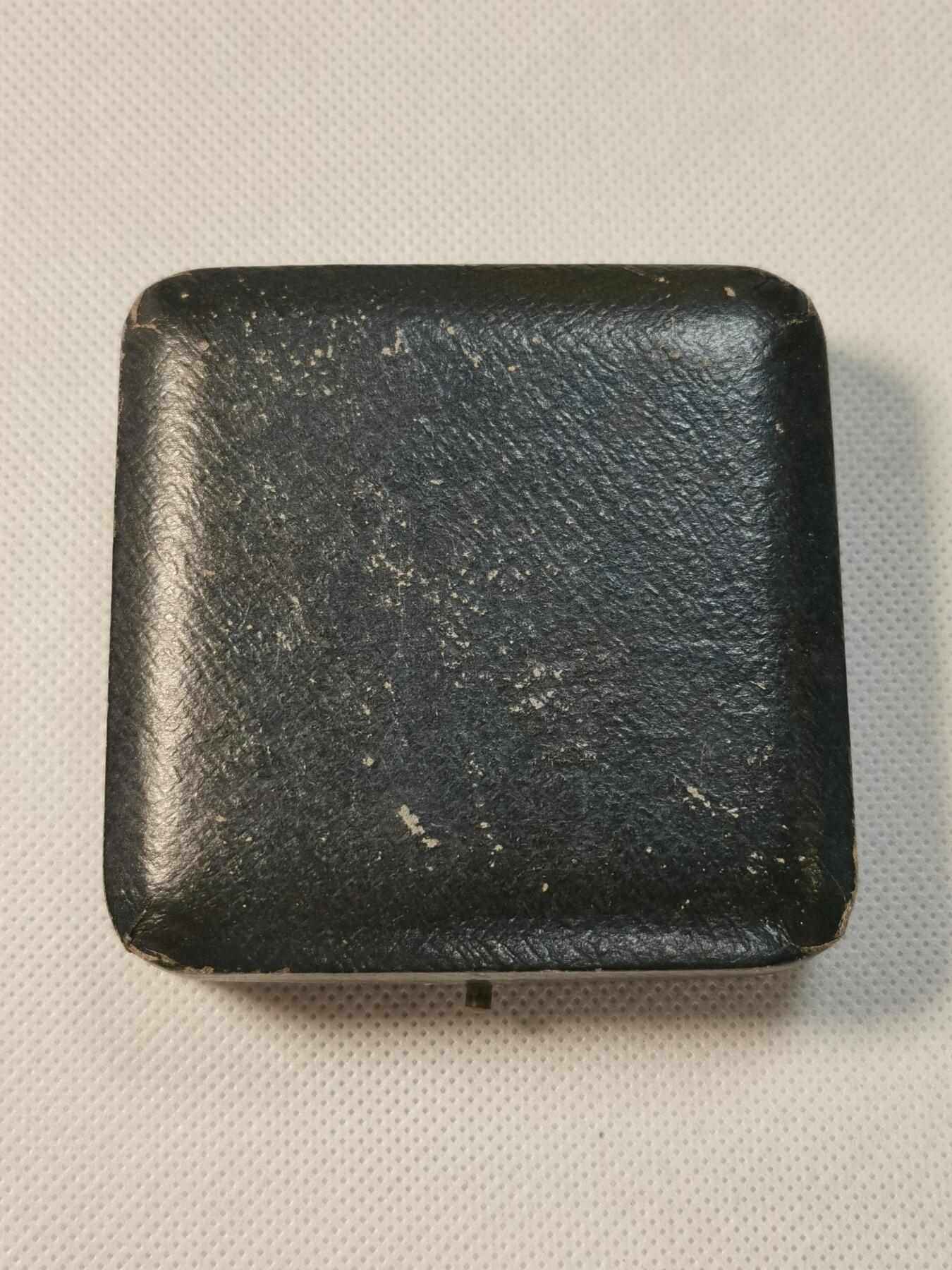 甄臻铺-世界币章拍卖（第35期），送拍享返佣金等优惠多多 1936年C.C.G.C高尔夫俱乐部颁发的Fairlee Scratch镀金银章 金牌，直径约44.6毫米，重40.2克。正面是高尔夫球手挥杆场景，背面刻有