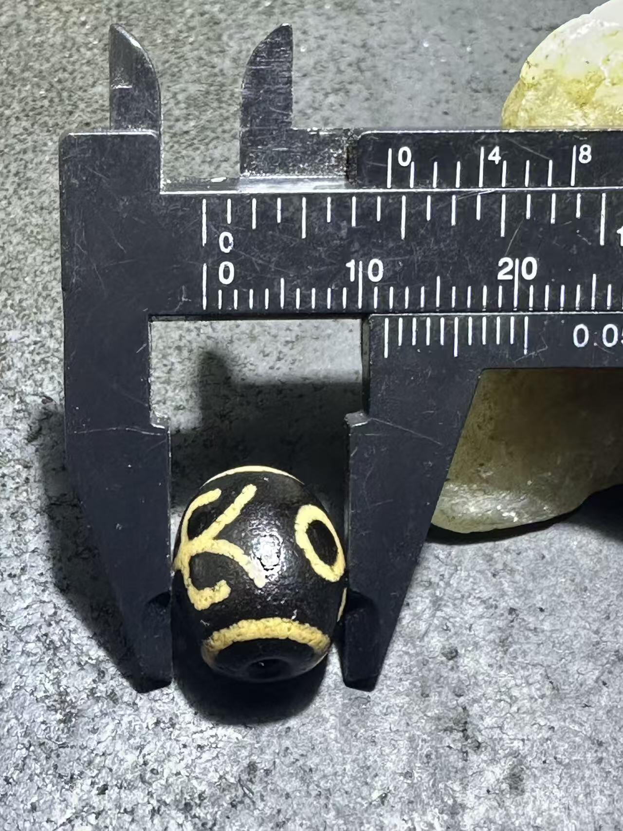 仅此一颗，精品藏传牙黄贵人玛瑙天珠一颗，