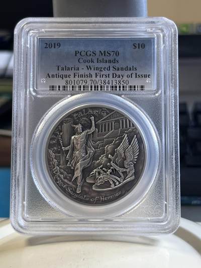 第176期拍卖【长期征集拍品】【欢度国庆中秋双节】 - 首日PCGS-MS70 北欧神话-赫尔墨斯之靴（超高浮雕）仿古纪念银币（梦想中带翅膀的靴子！凡人都想获得日行千里的超能力。2盎司加厚克重，999银，38.61MM，CIT设计出品限量999枚，盒证齐全）评级盒有个角破