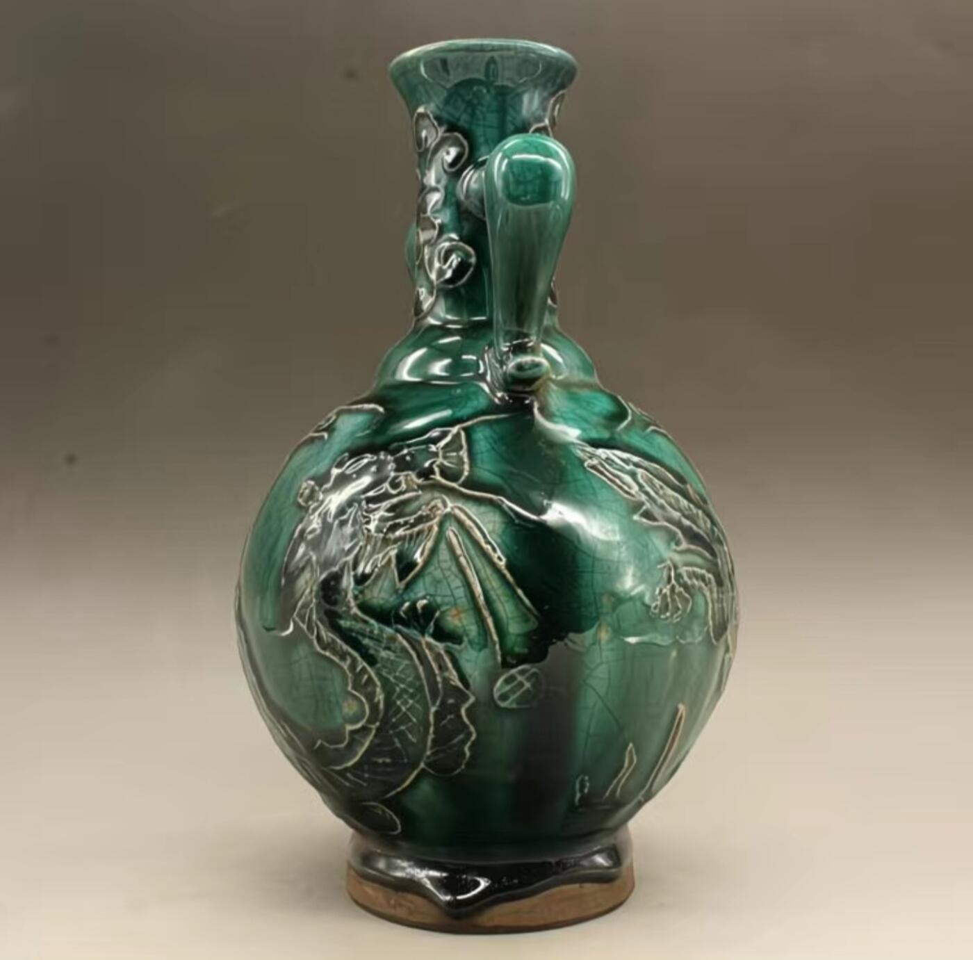 听雨轩  精品老旧瓷器限时专场 仿古瓷绿釉龙纹双耳瓶 5*8*22.5cm