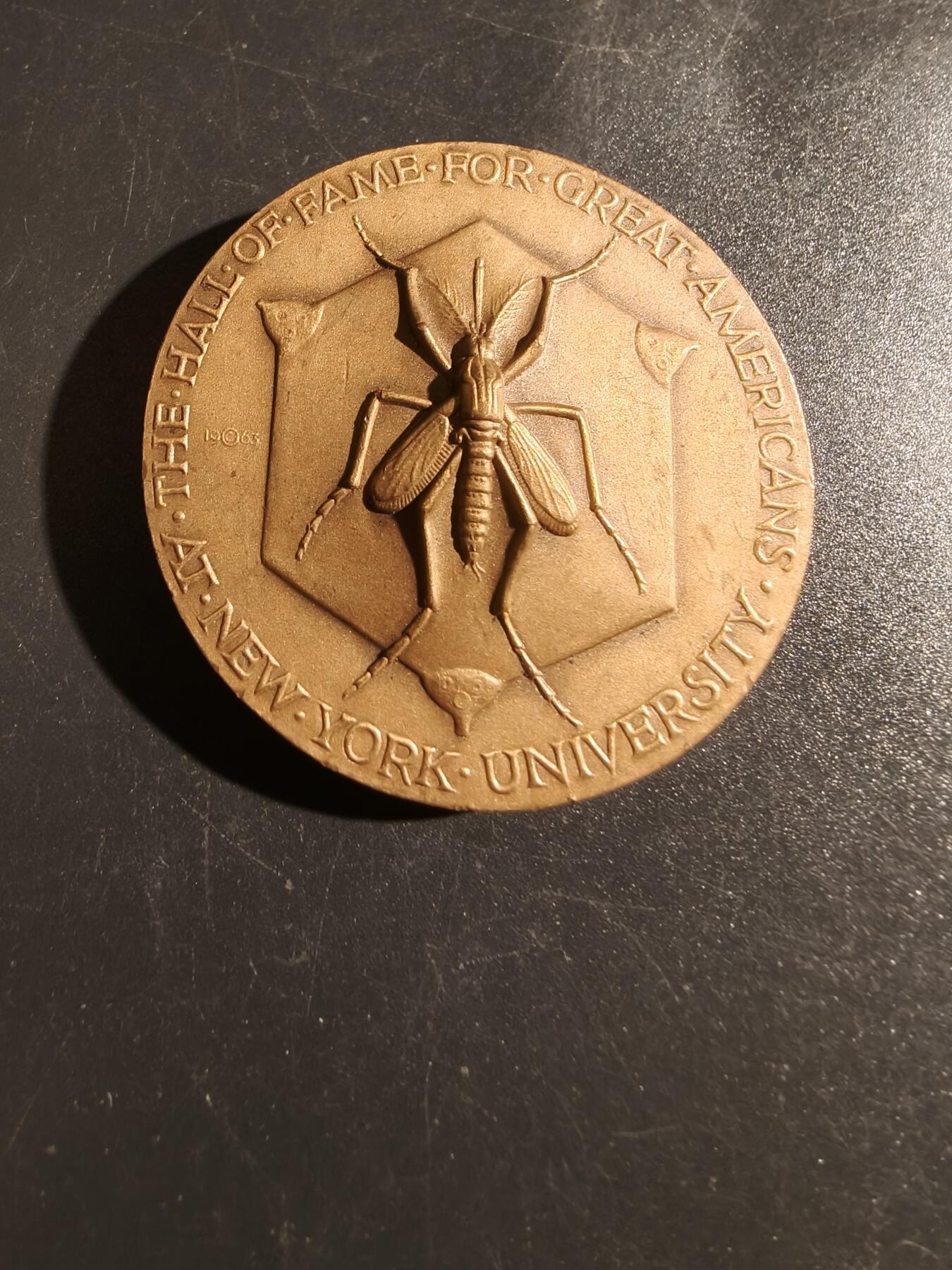 老王徽章第151期 美国纽约大学名人堂大铜章     直径43mm.   重量56.3g.    沃尔特·里德（Walter Reed）：美国陆军军医，以其在黄热病研究方面的杰出贡献而闻名。他领导的黄热病委员会在哈瓦那发现了蚊子是黄热病的传播媒介。﻿