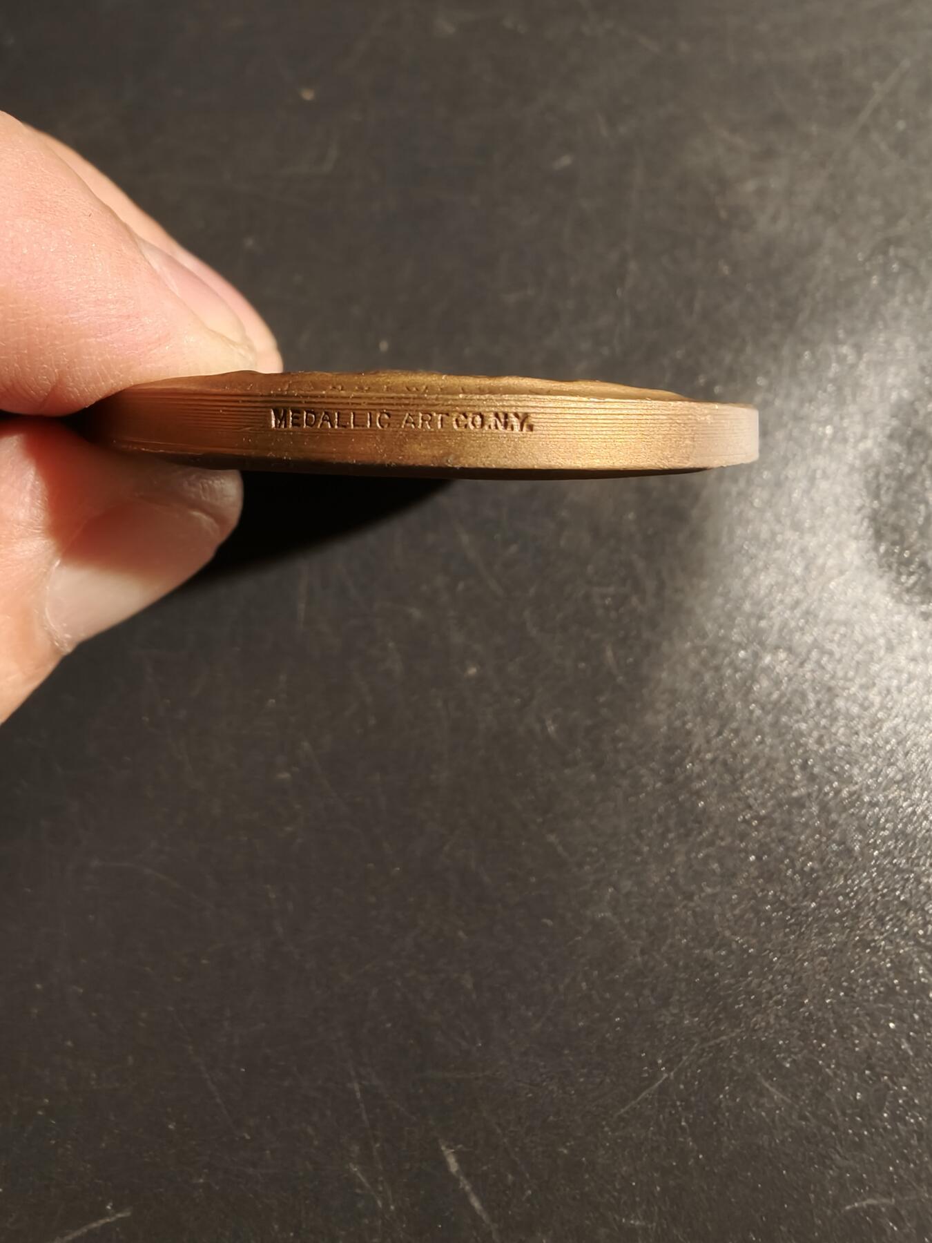 老王徽章第151期 美国纽约大学名人堂大铜章 直径43mm. 重量56.3g.       约翰·洛斯洛普·莫特利（1814-1877）是一位美国历史学家和外交官。