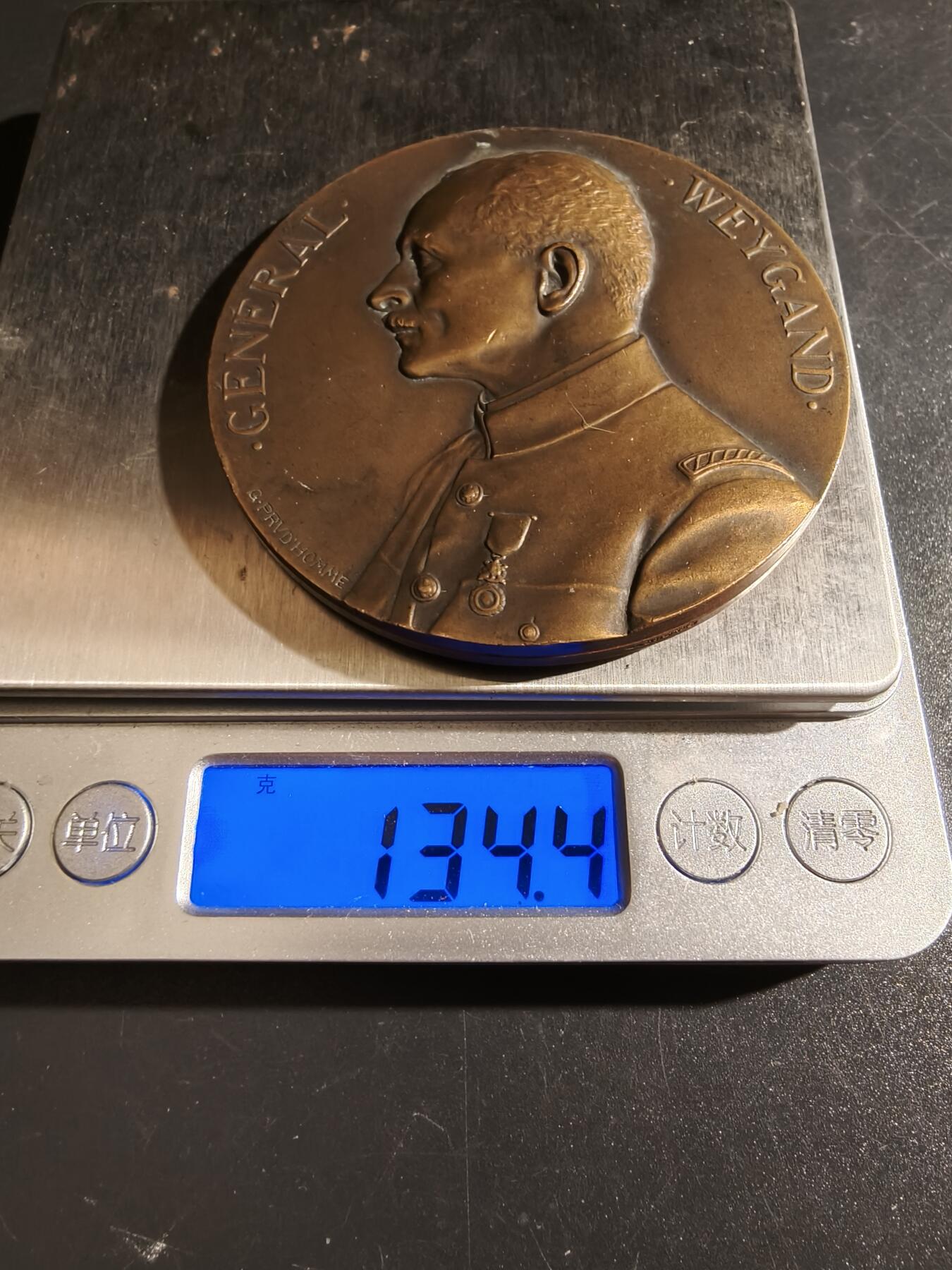 老王徽章第151期 法国将军马克西姆·魏刚大铜章     直径68mm.   重量134.4g.     马克西姆·魏刚（1867-1965）是法国陆军将领，在一战和二战期间都发挥了重要作用。他以在第一次世界大战中担任费迪南德·福煦元帅的参谋长而闻名，并在第二次世界大战初期被任命为法国武装部队总司令。