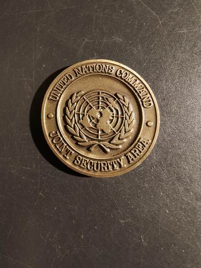 老王徽章第151期 - 联合国军联合警备区板门店访问纪念章     直径39mm    重量30.2g