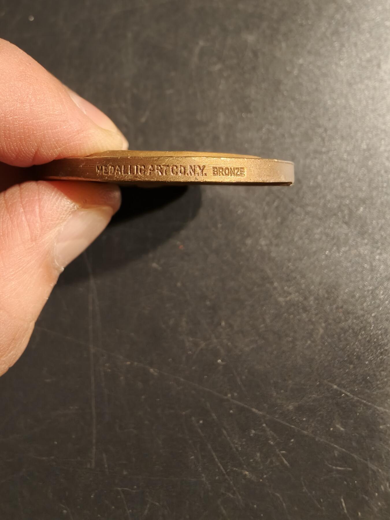 老王徽章第151期 美国纽约大学名人堂大铜章 直径43mm. 重量56.3g.       西蒙·纽康是一位著名的美国-加拿大天文学家、数学家和经济学家