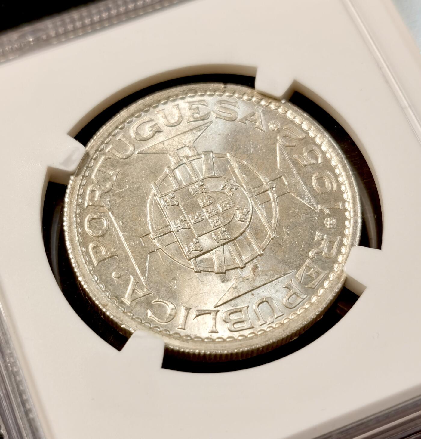 甄臻铺-世界币章拍卖（第35期），送拍享返佣金等优惠多多 NGC-MS65 1952年澳门首发伍圆，卷拆，2枚一组