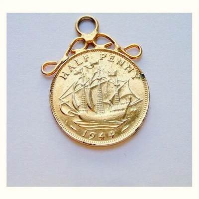 【旋风钱币】10月4日19:00准时开拍 精美欧洲币章 第三帝国货币等 全场包邮！  英国1944年 二战期间乔治六世镀金高浮雕精制币章吊坠 26MM