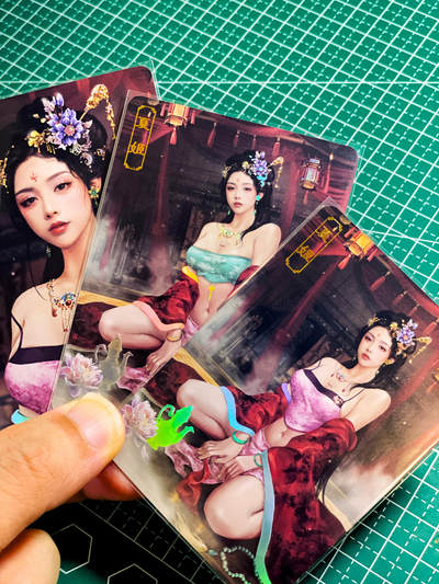 【关注参拍有赠卡】显眼宝33期  9.26日晚21:50结束 - 【全网限量限定编号】卡将卡牌 绝代芳华 夏姬一套三张 彩闪 63*88 