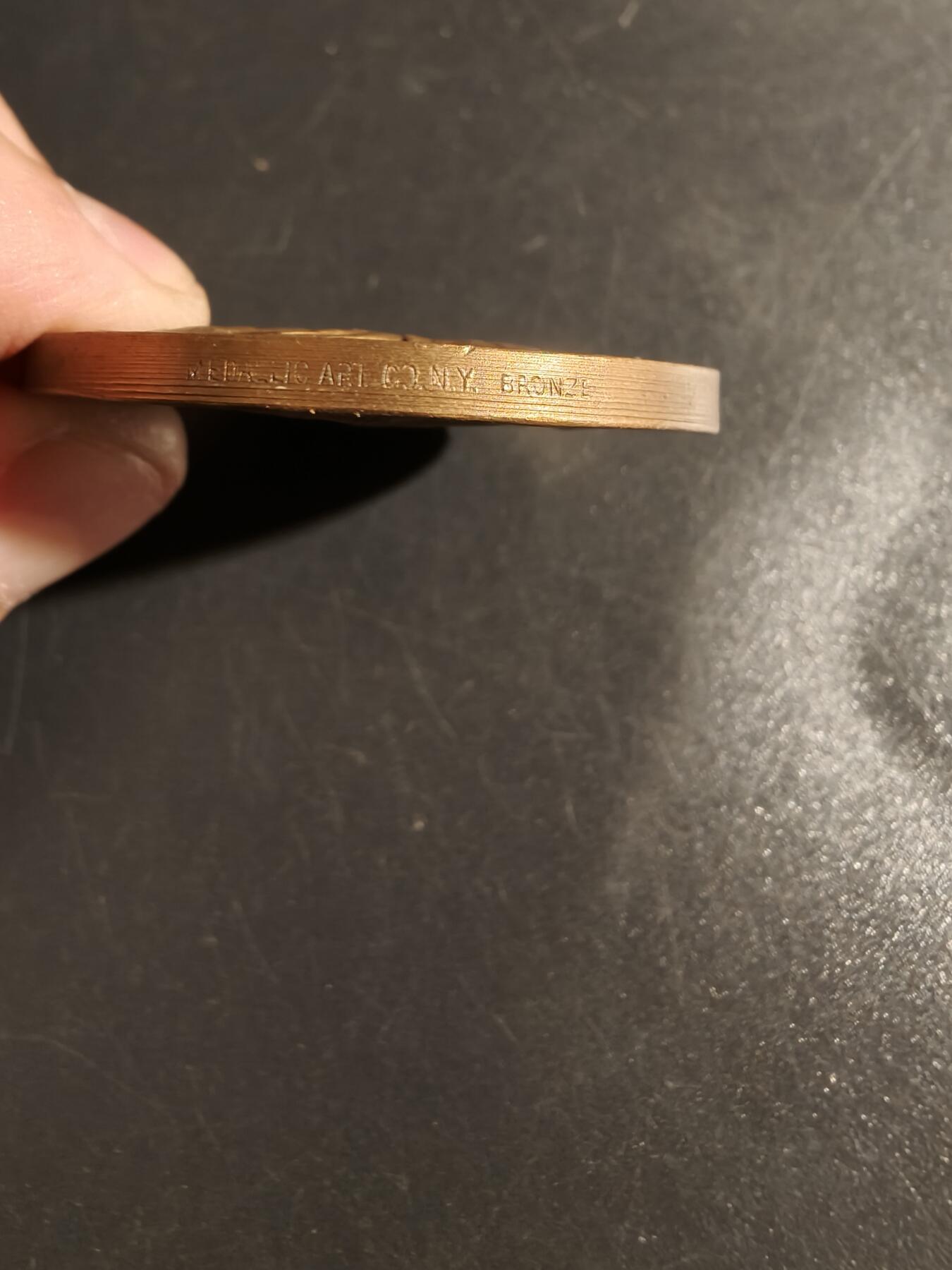 老王徽章第151期 美国纽约大学名人堂大铜章 直径43mm. 重量56.3g.     爱丽丝·弗里曼·帕尔默（1855-1902）是美国著名的教育家，曾任威尔斯利学院（Wellesley College）院长，也是美国大学妇女协会（American Association of University Women）的创始人之一。