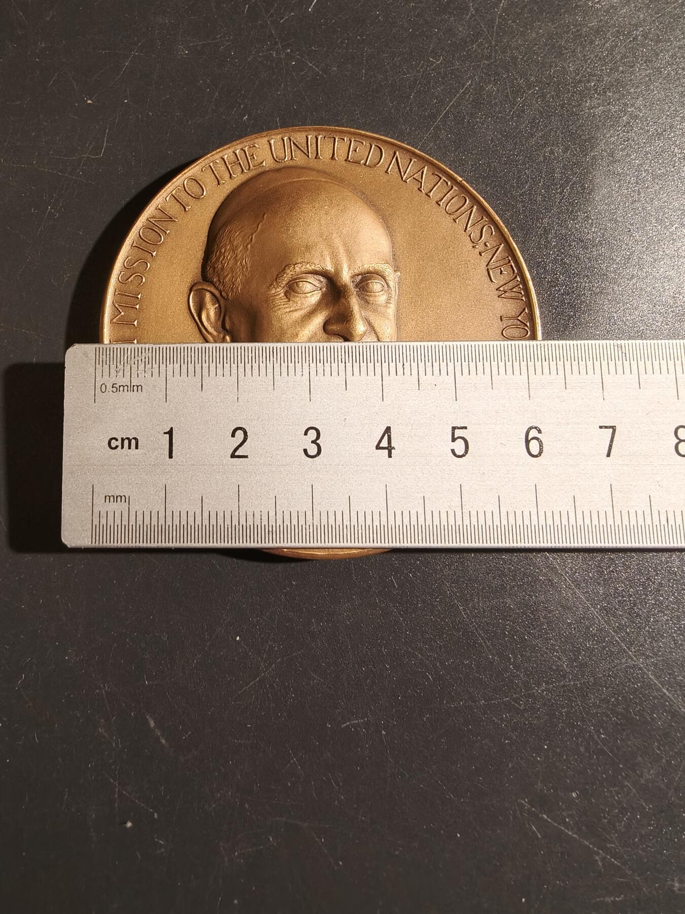 老王徽章第151期 保禄六世教皇访问联合国总部大铜章    直径64mm.    重量110g