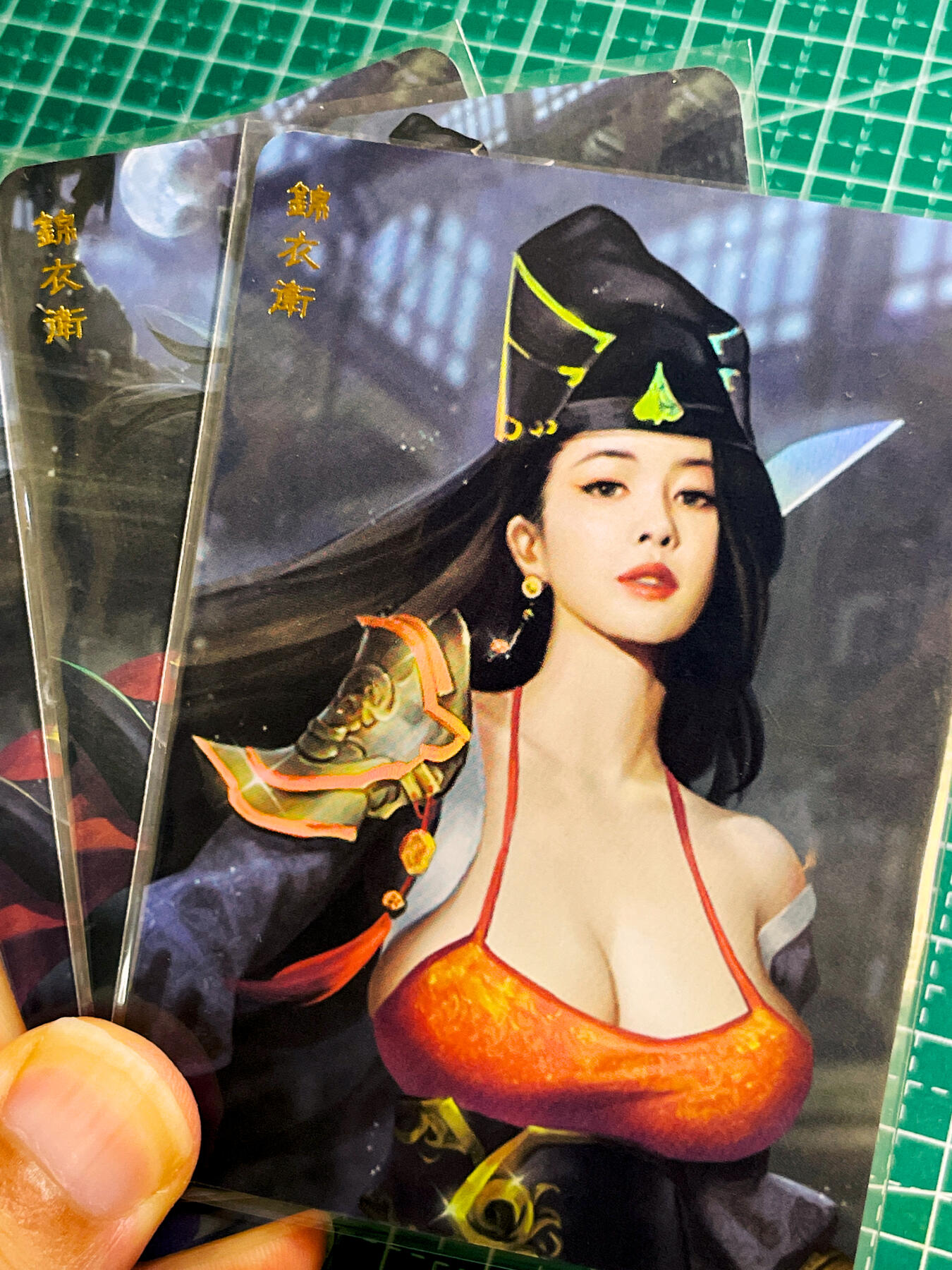 【关注参拍有赠卡】显眼宝33期  9.26日晚21:50结束 卡将卡牌 锦衣卫 单人散配  一套三张 彩闪 63*88 颜值很漂亮肥嘟嘟的
