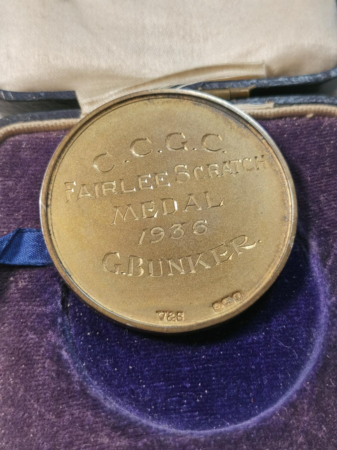 甄臻铺-世界币章拍卖（第35期），送拍享返佣金等优惠多多 1936年C.C.G.C高尔夫俱乐部颁发的Fairlee Scratch镀金银章 金牌，直径约44.6毫米，重40.2克。正面是高尔夫球手挥杆场景，背面刻有