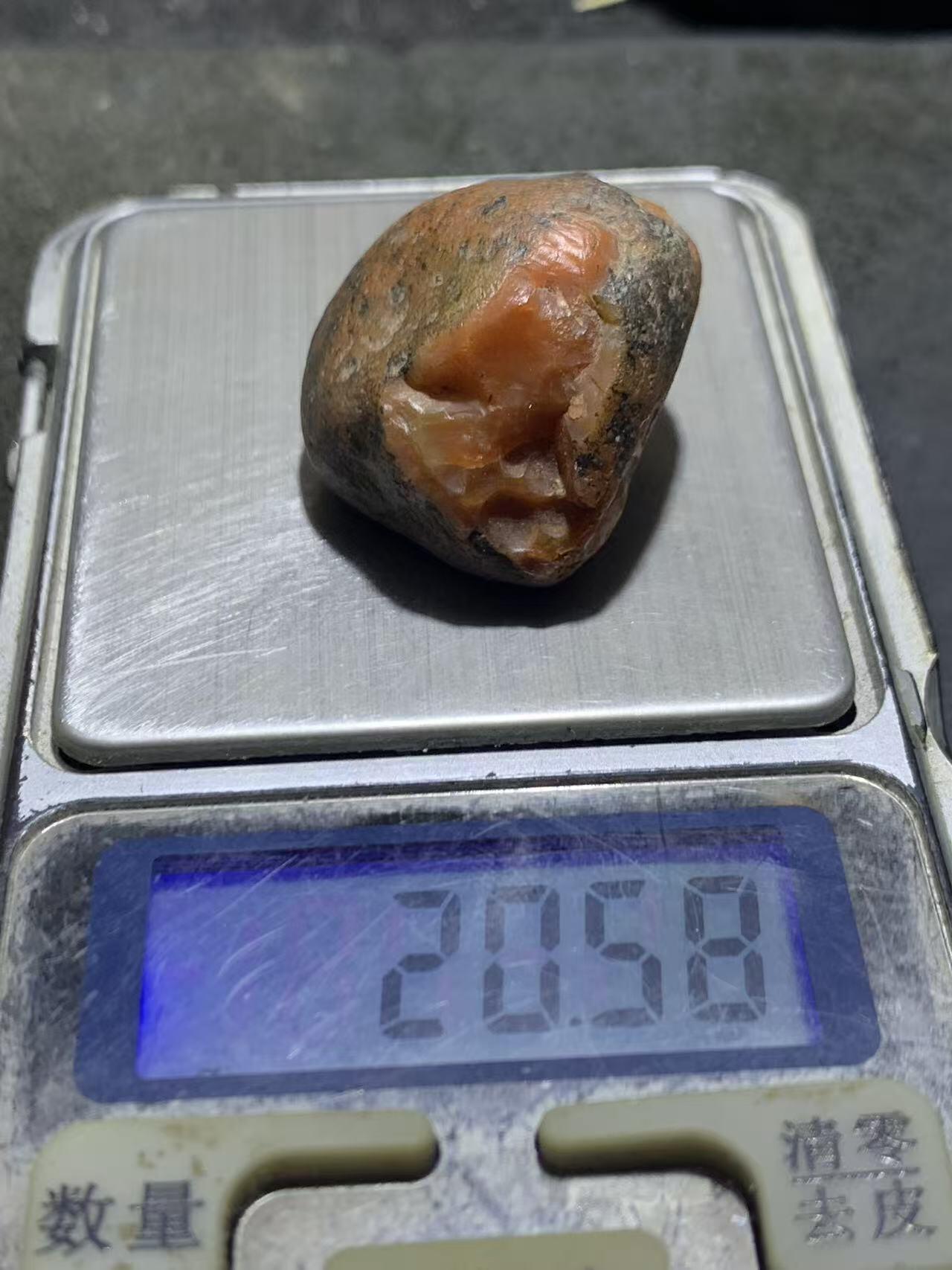 精美黑红皮红冻开窗料南红玛瑙原石一颗，
