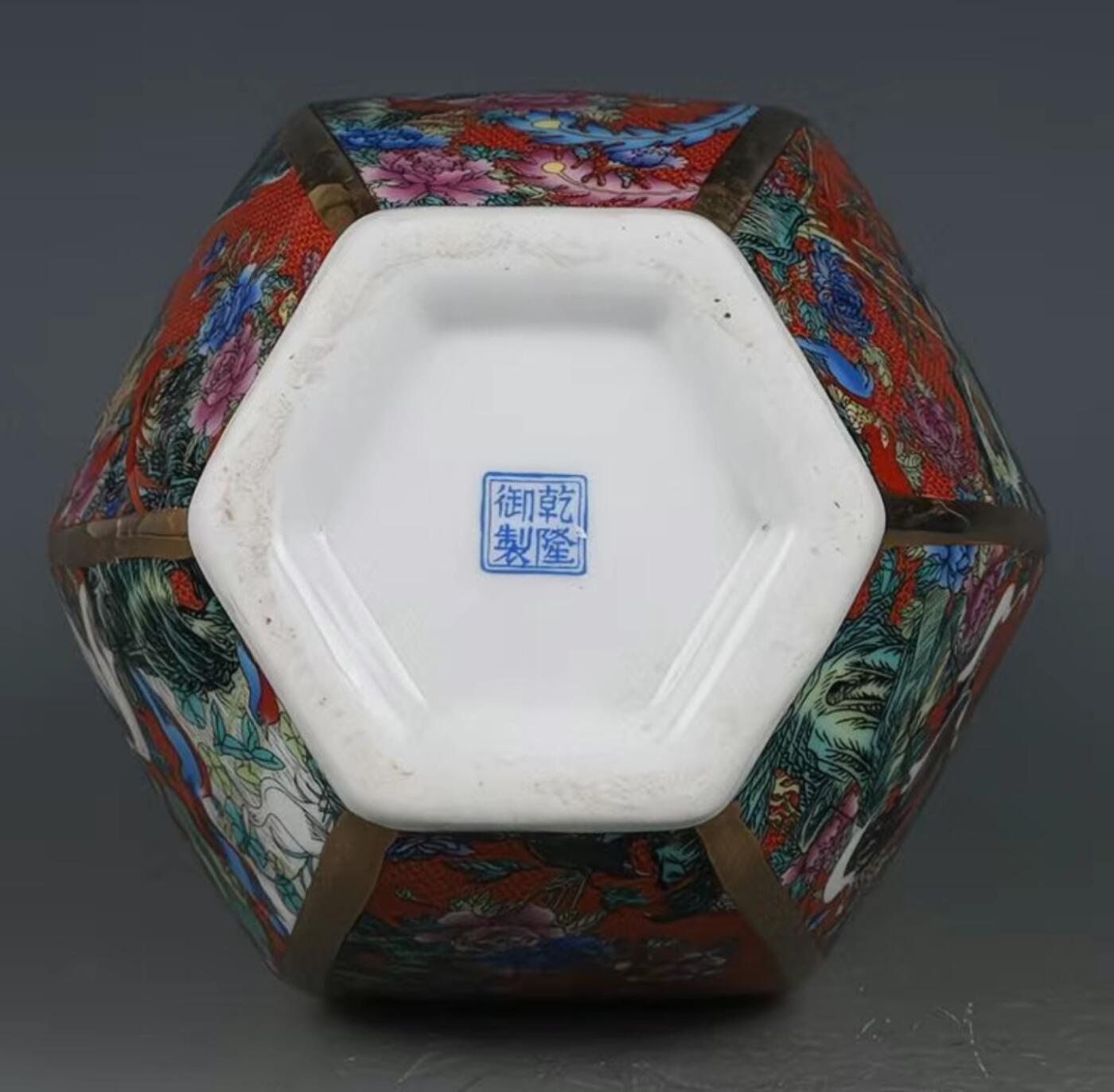 乾隆珐琅彩花鸟纹六方瓶 