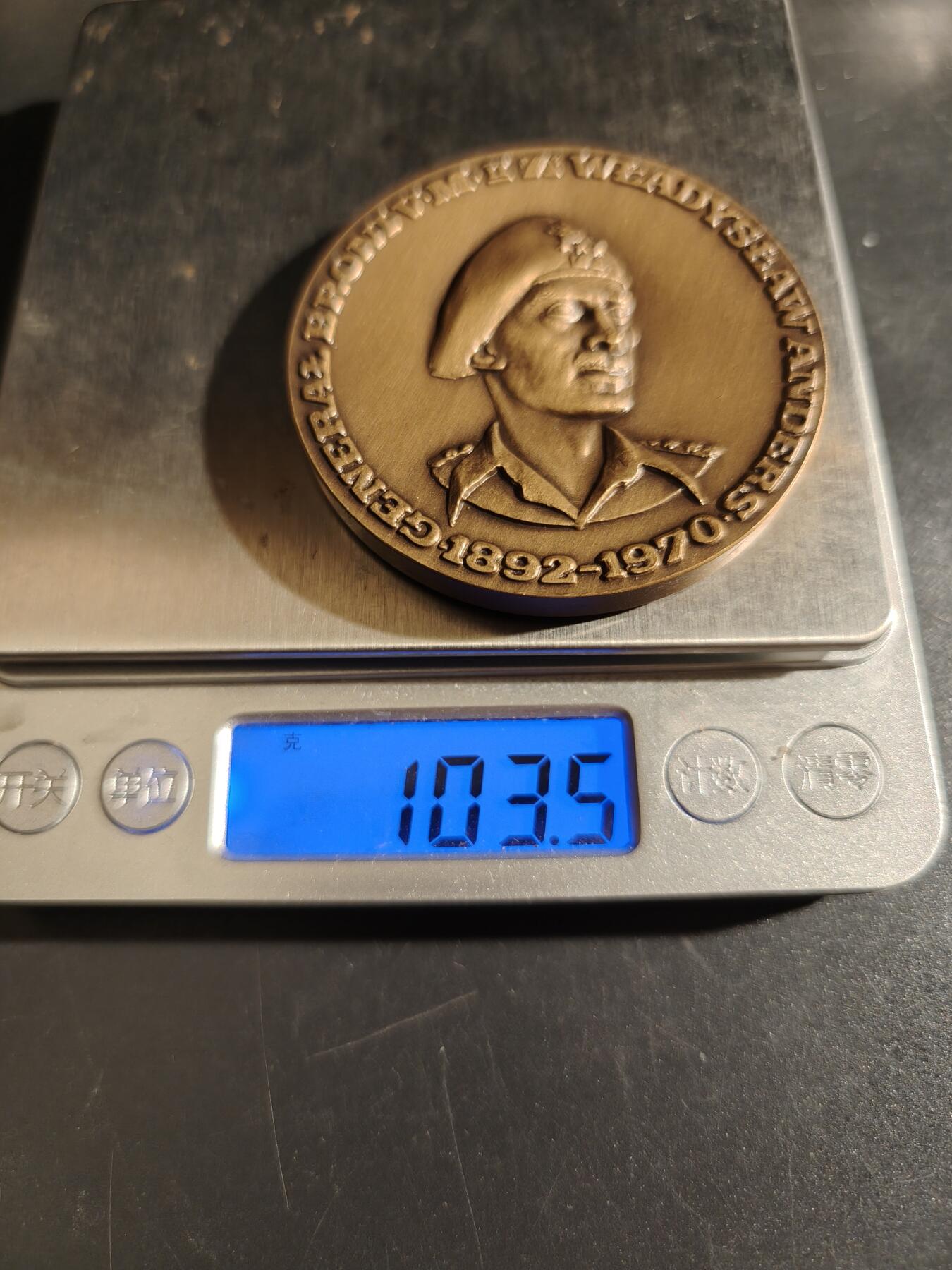 老王徽章第151期 波兰陆军中将瓦迪斯瓦夫·安德斯大铜章     直径58mm.   重量103.5g.    瓦迪斯瓦夫·安德斯（1892-1970）是波兰陆军中将，在第二次世界大战期间指挥波兰军队在中东和意大利作战。﻿ 