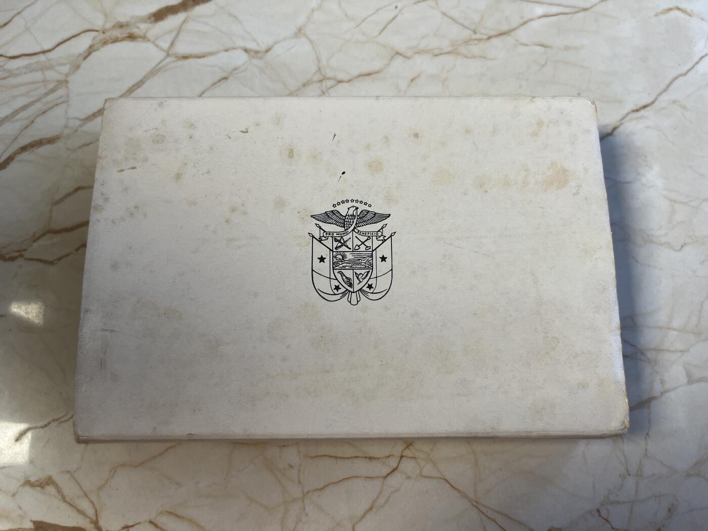 第176期拍卖【长期征集拍品】【欢度国庆中秋双节】 巴拿马1976年玻利瓦尔129克超大纪念银币和一枚小银币，带卡总重138.49克，925银，银价1230