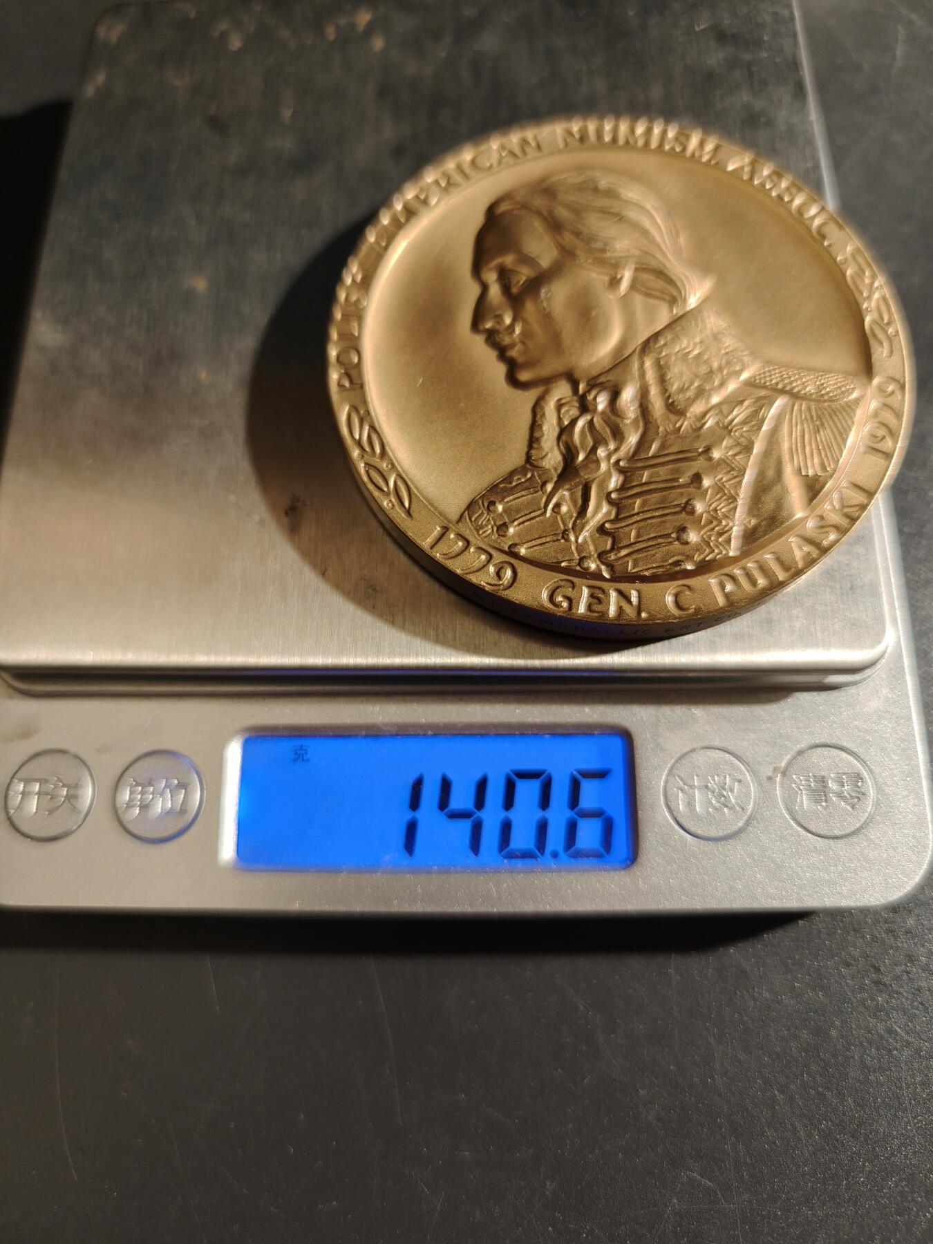 老王徽章第151期 波兰卡齐米日·普瓦斯基将军大铜章    直径64mm.   重量140.6g.      卡齐米日·普瓦斯基（Casimir Pulaski）是波兰贵族、士兵和军事指挥官，在美国独立战争期间为美国殖民地服务。他因在美国独立战争中对美国军队的贡献而受到赞扬，并被称为“美国骑兵之父”。﻿﻿