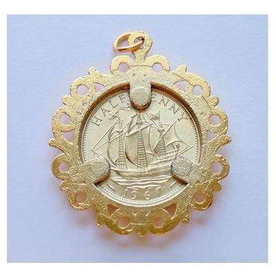 【旋风钱币】10月4日19:00准时开拍 精美欧洲币章 第三帝国货币等 全场包邮！  英国1967年 伊丽莎白镀金高浮雕精制币章吊坠 40MM