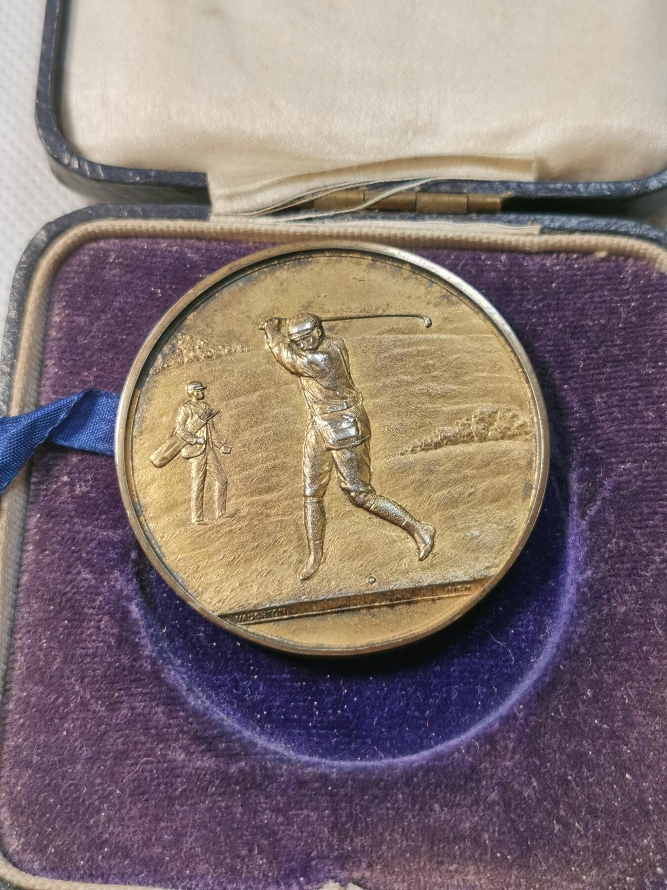甄臻铺-世界币章拍卖（第35期），送拍享返佣金等优惠多多 1936年C.C.G.C高尔夫俱乐部颁发的Fairlee Scratch镀金银章 金牌，直径约44.6毫米，重40.2克。正面是高尔夫球手挥杆场景，背面刻有