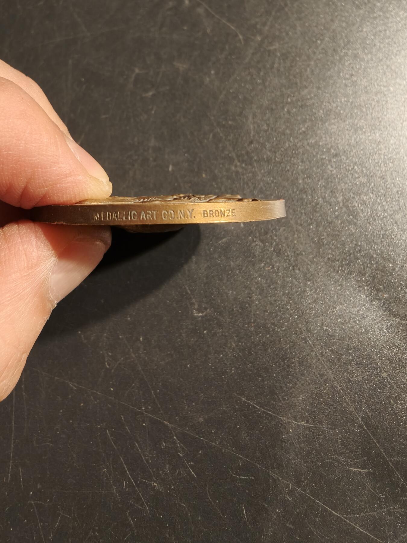 老王徽章第151期 美国纽约大学名人堂大铜章 直径43mm. 重量46.3g.     吉布斯是耶鲁大学的数学物理学教授，尽管他并非主要从事化学研究，但他的工作对化学科学的发展做出了巨大贡献。﻿