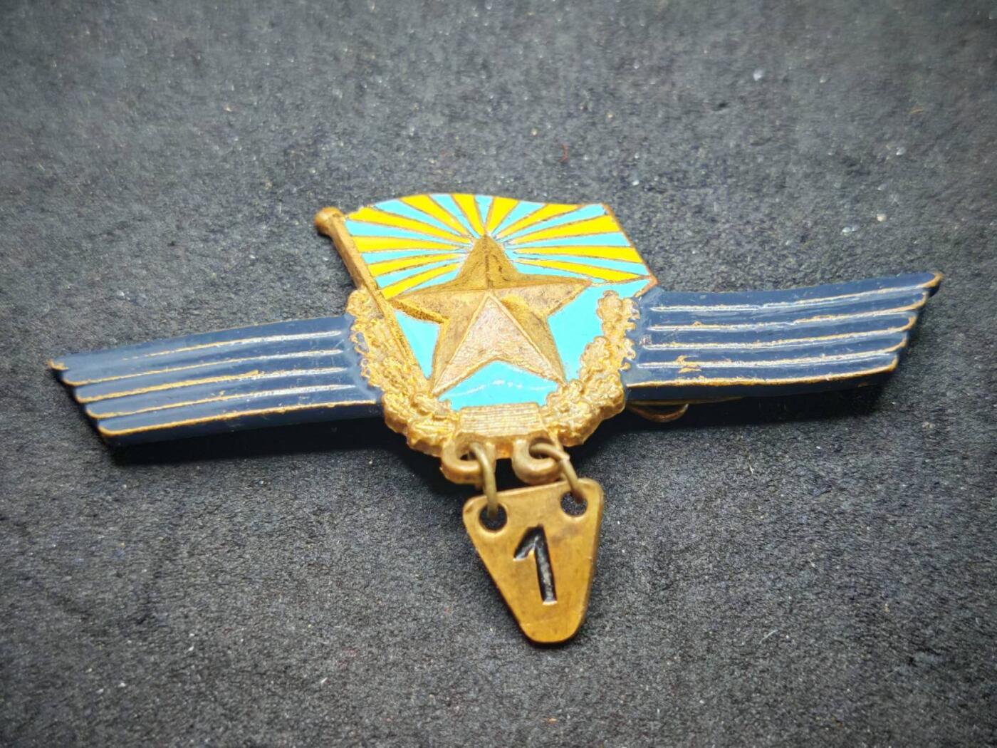 凯旋世界勋赏（第19期）（欢迎送拍）（对拍品有疑问请询问客服，不接受到手刀，出价默认拍品品相。请认真阅读拍卖规则！出价默认已认可！）（收到货请录制开箱视频，无视频概不处理问题。） 苏联空军超期服役证章