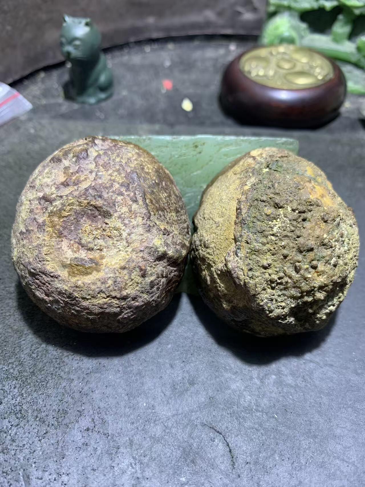 精美亚光原皮草花纹战国红玛瑙对切原石摆件一对，