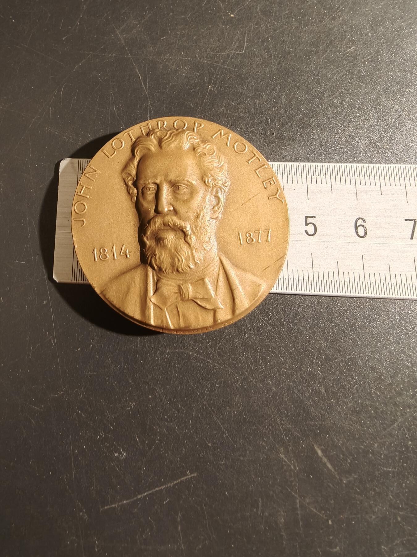 老王徽章第151期 美国纽约大学名人堂大铜章 直径43mm. 重量56.3g.       约翰·洛斯洛普·莫特利（1814-1877）是一位美国历史学家和外交官。