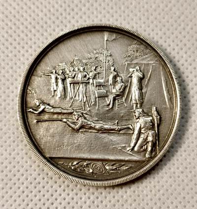 甄臻铺-世界币章拍卖（第35期），送拍享返佣金等优惠多多 - 1910年英国Loughfield射击俱乐部颁发的银质纪念章，正面是射击比赛场景，背面环绕橄榄枝花环装饰，刻有"Loughfield No.4 1910"字样。直径39毫米，重23.5克，银质925。正面雕刻精美，人物姿态生动，背面花纹清晰，边缘有些许划痕