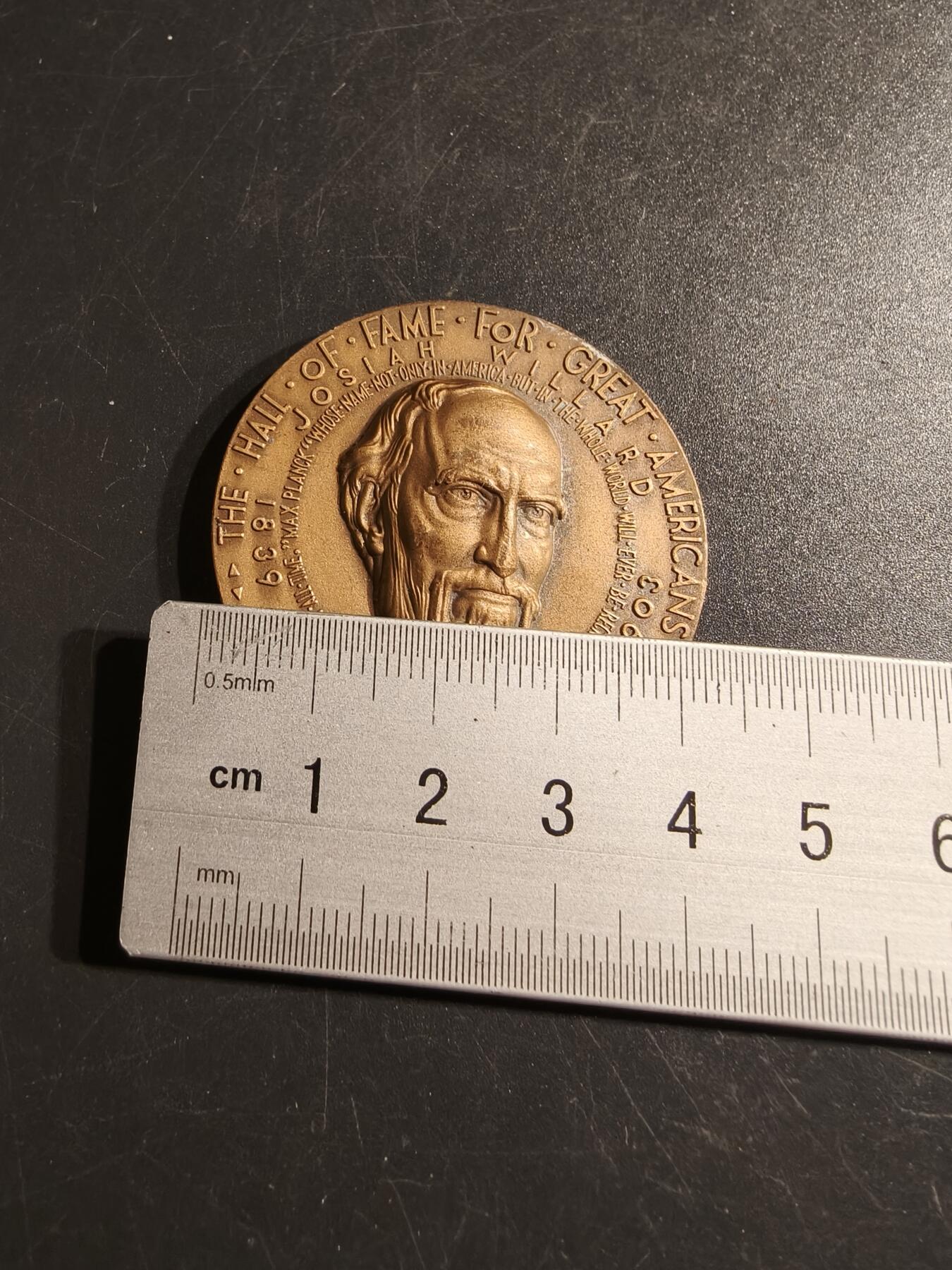 老王徽章第151期 美国纽约大学名人堂大铜章 直径43mm. 重量46.3g.     吉布斯是耶鲁大学的数学物理学教授，尽管他并非主要从事化学研究，但他的工作对化学科学的发展做出了巨大贡献。﻿