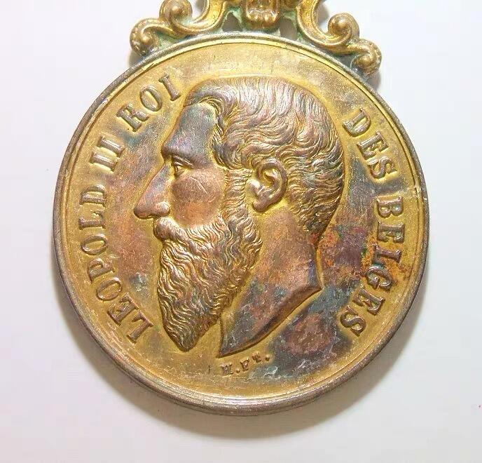 比利时1893年 利奥波德二世高浮雕精制带皇冠大镀金章 50MM