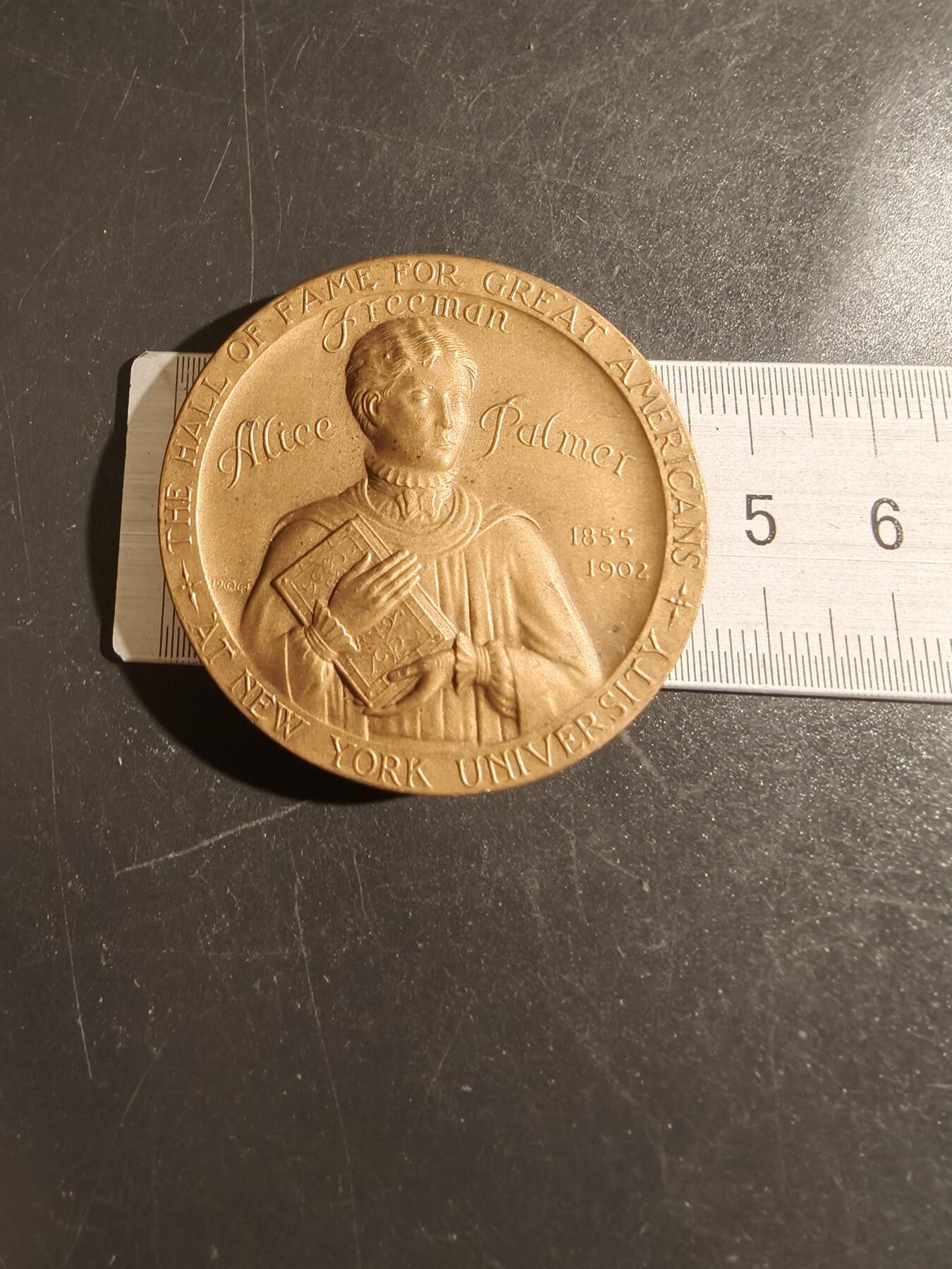 老王徽章第151期 美国纽约大学名人堂大铜章 直径43mm. 重量56.3g.     爱丽丝·弗里曼·帕尔默（1855-1902）是美国著名的教育家，曾任威尔斯利学院（Wellesley College）院长，也是美国大学妇女协会（American Association of University Women）的创始人之一。