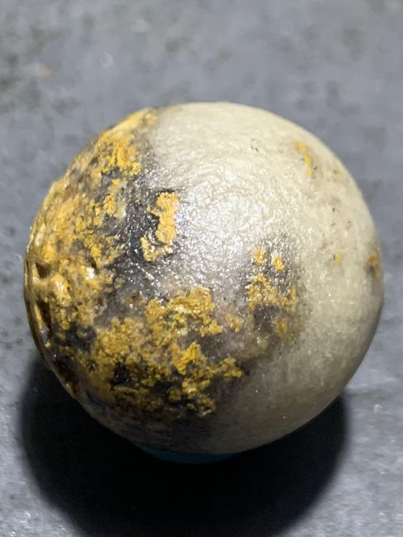 亚光风化纹冰飘草花纹战国红玛瑙手工雕刻佛字圆珠一颗！