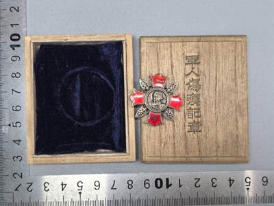 小驴勋章奖章收藏9月26日星期五晚8点拍卖（收有偿代拍，送拍规则在简介最后，参拍须阅读规则后再参拍，关系到运费包装发货时效真假辨别等关键信息，店主微信码在最后一拍品） - 军人伤痍记章，战伤，底下的内衬填充物缺失
