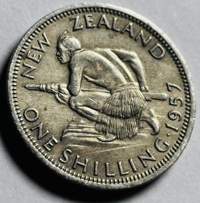 文馨钱币收藏第 273 场， 长期接收代拍品 - 好品 1957 英属新西兰伊丽莎白二世第二版 1 先令，毛利人狩猎