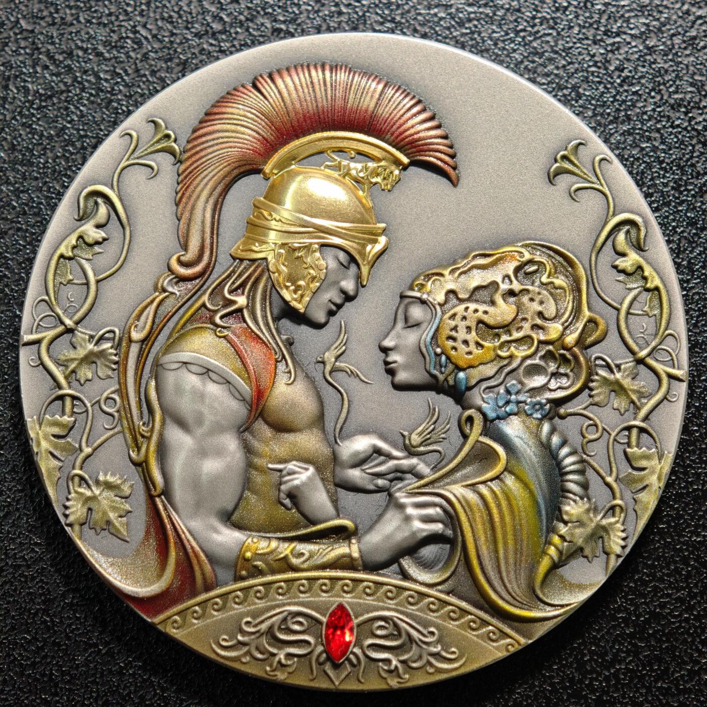 【德藏】世界币章拍卖第148期（拍品征集中~欢迎藏友联系） 2022年 纽埃爱情故事系列-美狄亚与杰森2盎司镶嵌彩绘银币 仿古质感 999银 直径约：50mm；重约：62.1g