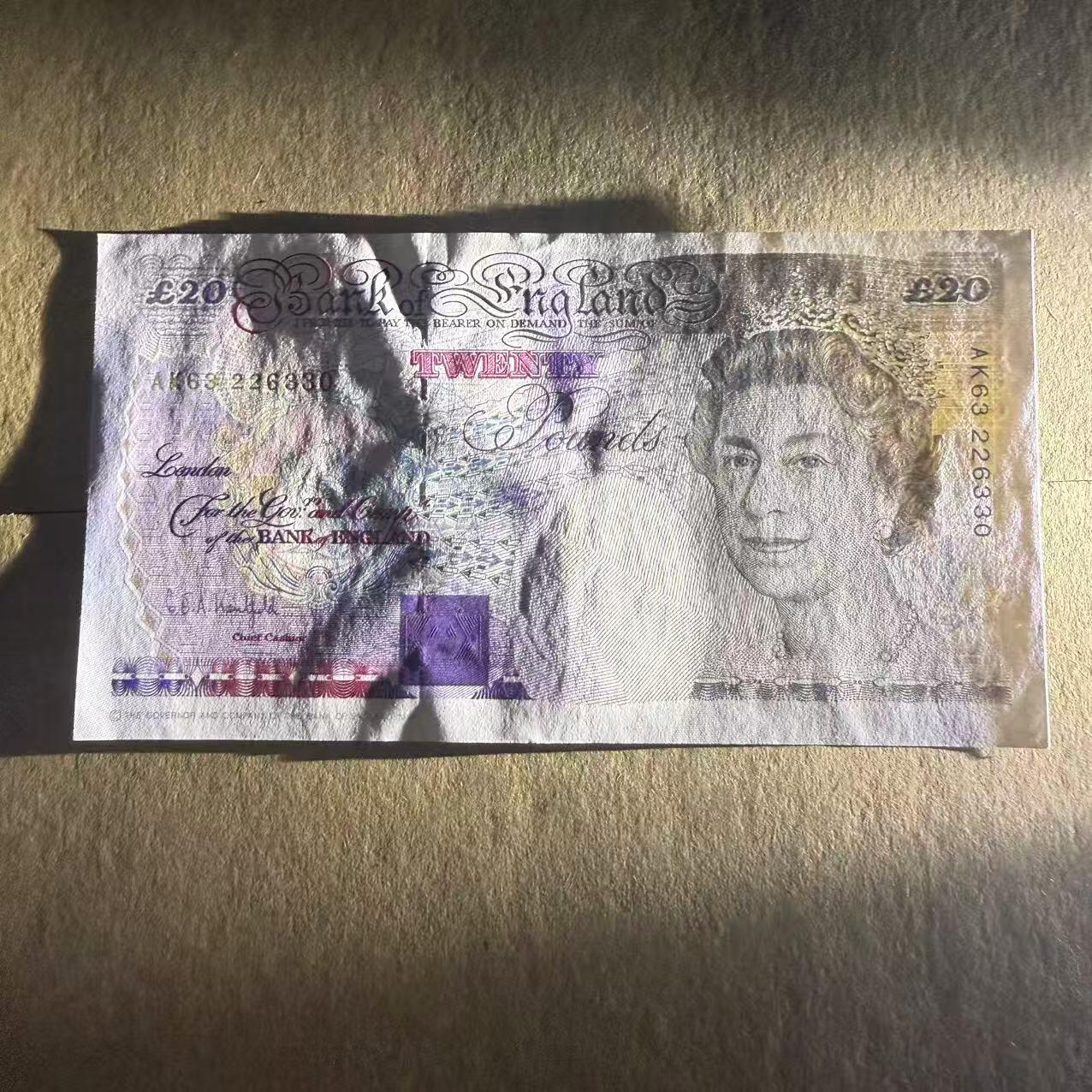 【礼羽收藏】🌏世界钱币拍卖第105期 【AK63 226330】全新UNC- 中间有道皱痕 没有贯穿 如图 1993年英国E序列20镑数字版 女王钞  无47号码