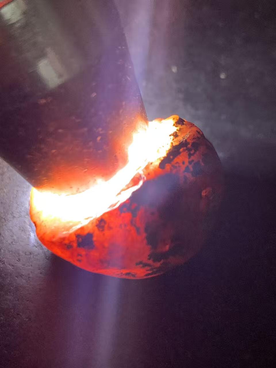 精美红皮开窗料冰飘柿子红南红玛瑙原石一颗，