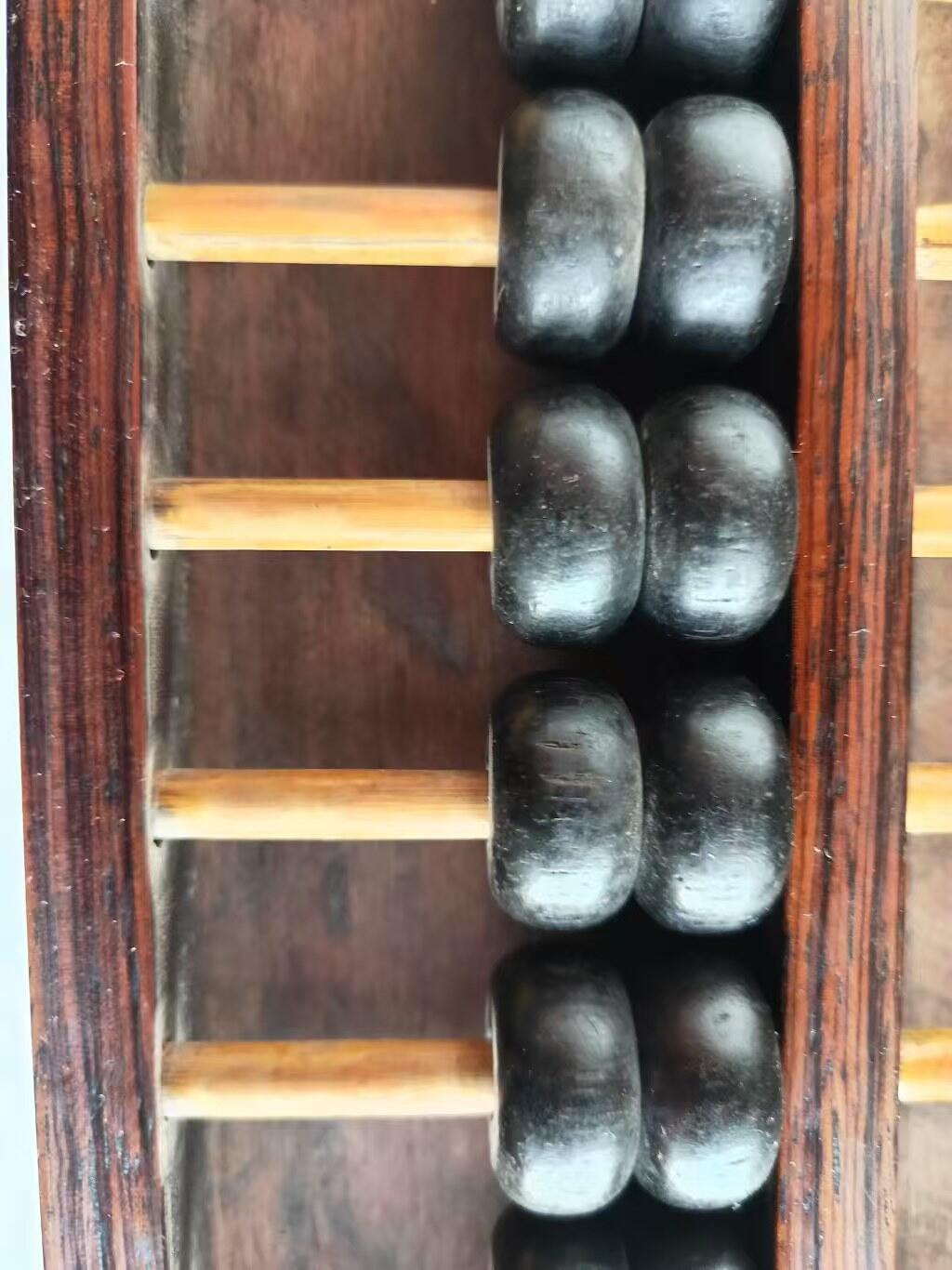 清代  包铜十三位带托底 黄花梨算盘  此算盘短小精湛 全部都是铜包角 且材质乃是  四框黄花梨油梨木  底是花梨木  算珠是  紫檀木  全品包老无修复尺寸31/1