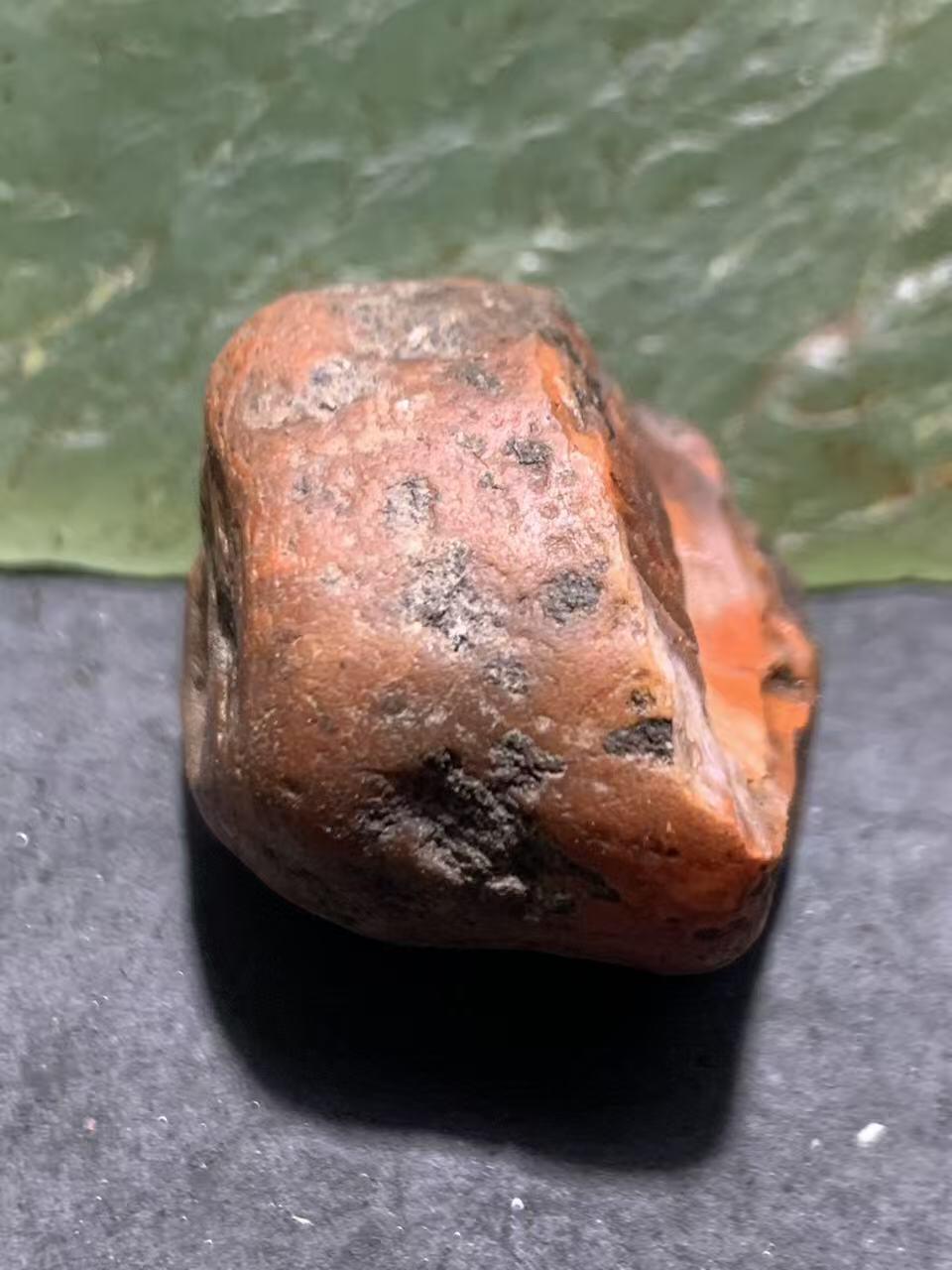 精美红皮开窗料冰飘柿子红南红玛瑙原石一颗，
