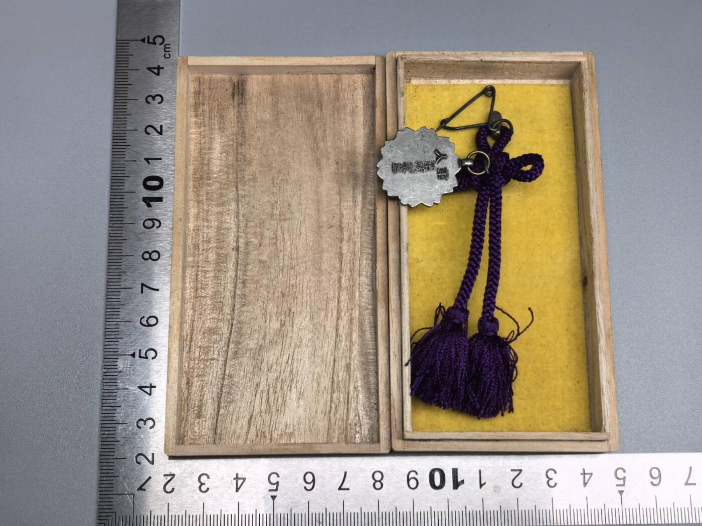 小驴勋章奖章收藏9月26日星期五晚8点拍卖（收有偿代拍，送拍规则在简介最后，参拍须阅读规则后再参拍，关系到运费包装发货时效真假辨别等关键信息，店主微信码在最后一拍品） 军人遗族记章
