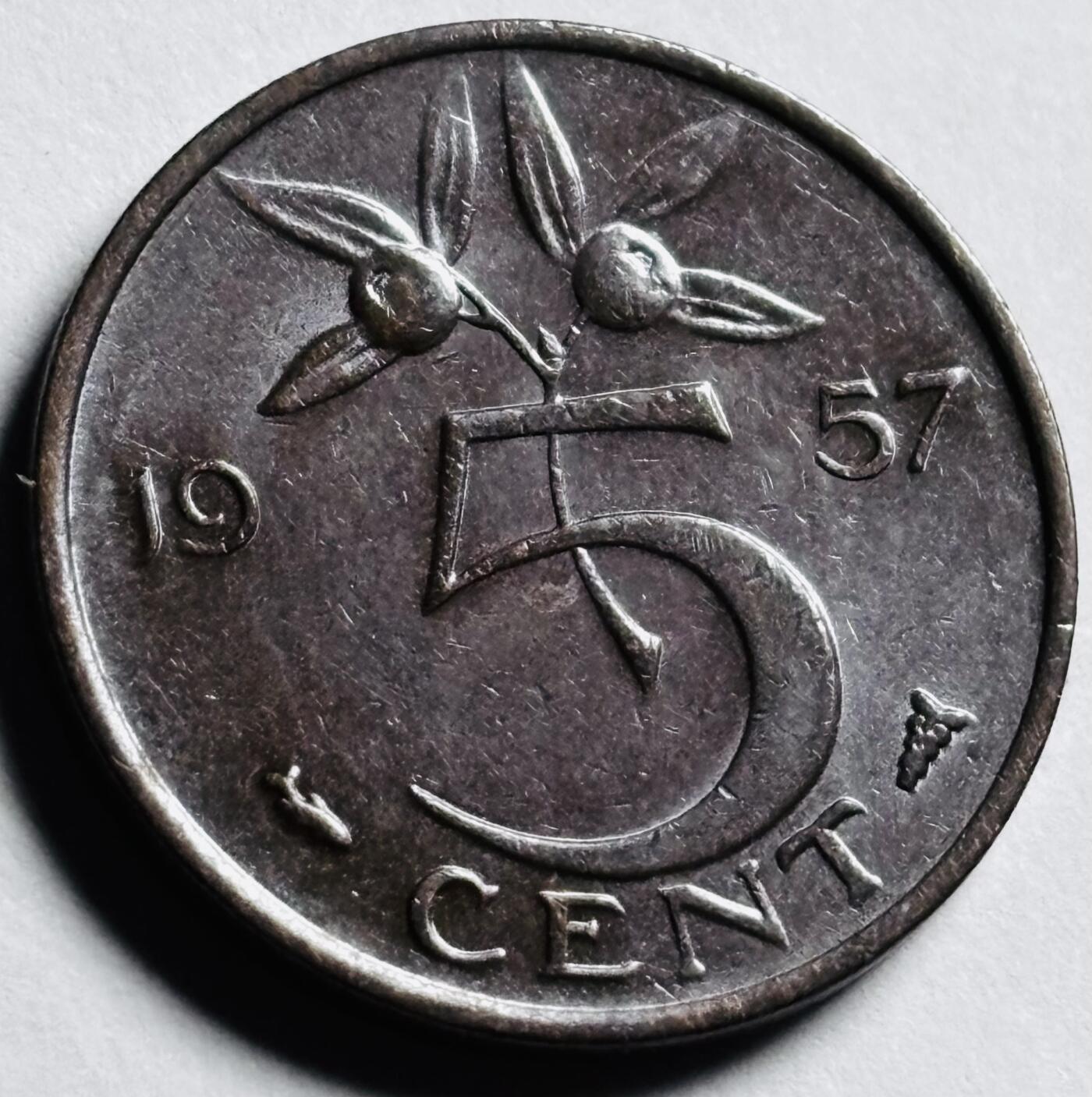 文馨钱币收藏第 273 场， 长期接收代拍品 巧克力包浆带光极美品 1957 年荷兰朱莉安娜女王 5 分铜币