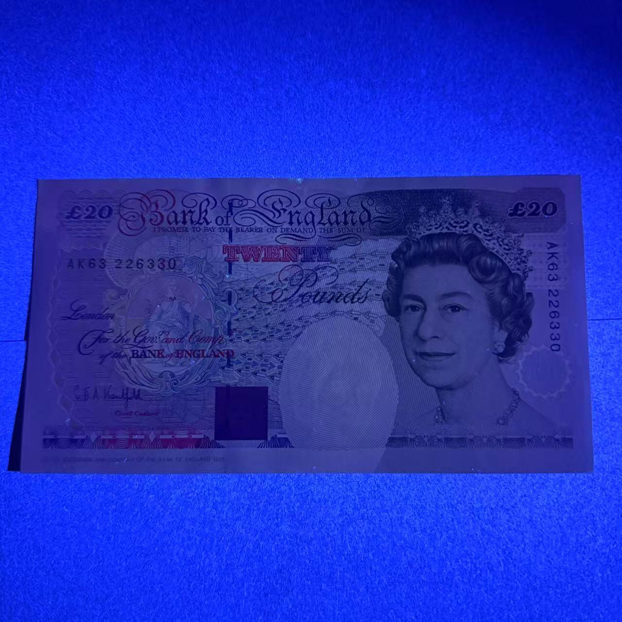 【礼羽收藏】🌏世界钱币拍卖第105期 【AK63 226330】全新UNC- 中间有道皱痕 没有贯穿 如图 1993年英国E序列20镑数字版 女王钞  无47号码
