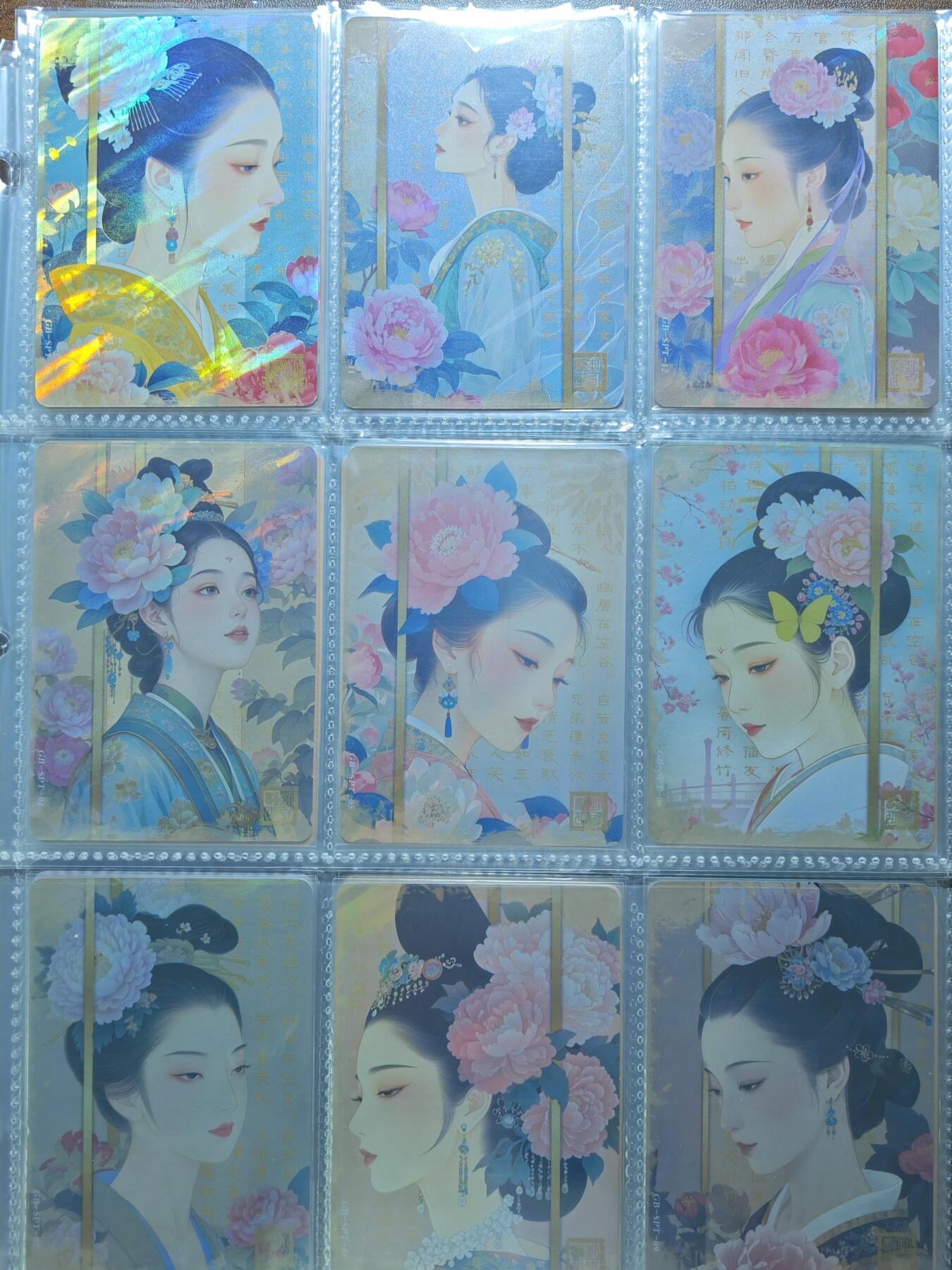 白泽拍卖卡牌手绘专场第25期 2025 万漫社 离家的国宝 共93张 美女卡1套12张 盛唐卡1套9张 瓷器18张 纹样18张 江城风华18张 花卉卡1套18张  彩闪