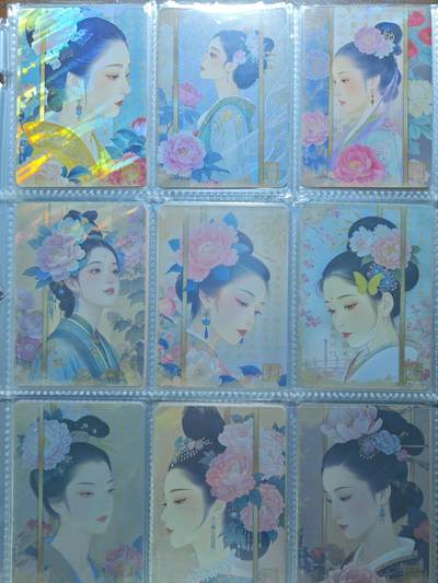 白泽拍卖卡牌手绘专场第25期 - 2025 万漫社 离家的国宝 共93张 美女卡1套12张 盛唐卡1套9张 瓷器18张 纹样18张 江城风华18张 花卉卡1套18张  彩闪