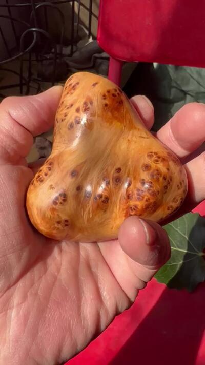 零元拍：崖柏瘤花随型手把件，十年前的存货了，油性极大。因为没有盘玩过，里面的油脂都渗出来了，收到后切记一定戴手套盘玩