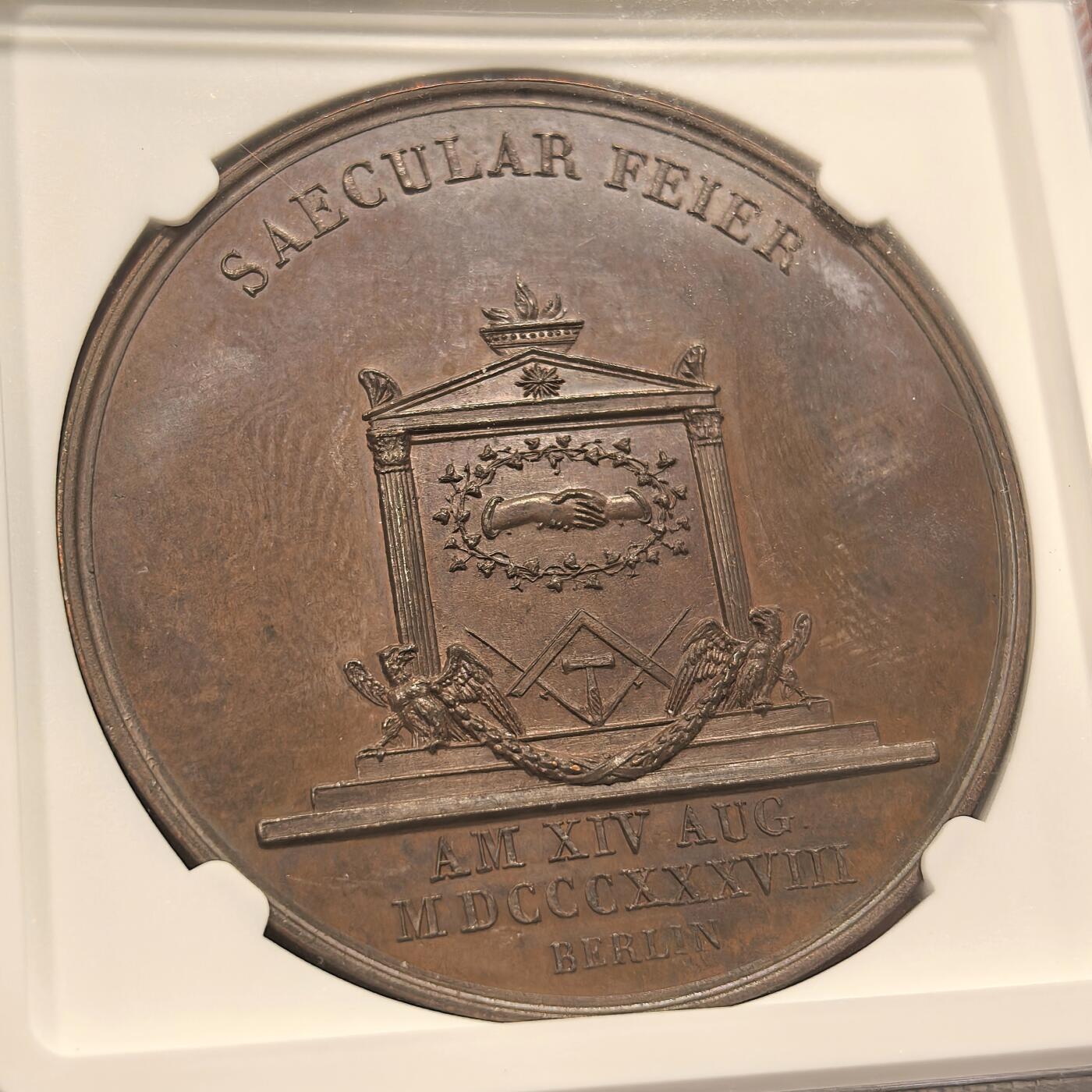 博洋堂“良辰美钰”中秋国庆双节精品专场暨第141期（全场包邮） NGC MS64BN 德国1838年纪念腓特烈大帝加入共济会100周年纪念大铜章。正面：头戴光芒四射花环的年轻像，暗喻共济会理念的复兴和永恒年轻。背面：燃烧的祭坛，内有握手的场景，表达共济会内部的情谊、忠诚与兄弟之爱的普遍象征，祭坛周围装饰着共济会的标志：直角规、方琢石、直角尺等，非常罕见的铜章。