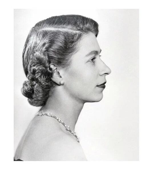  英国1967年 伊丽莎白高浮雕精制币章心形吊坠 36MM