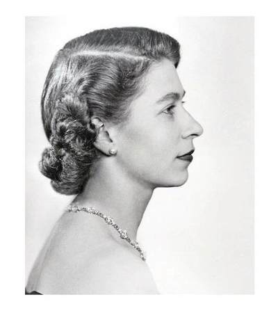 【旋风钱币】10月4日19:00准时开拍 精美欧洲币章 第三帝国货币等 全场包邮！  英国1967年 伊丽莎白高浮雕精制币章心形吊坠 36MM