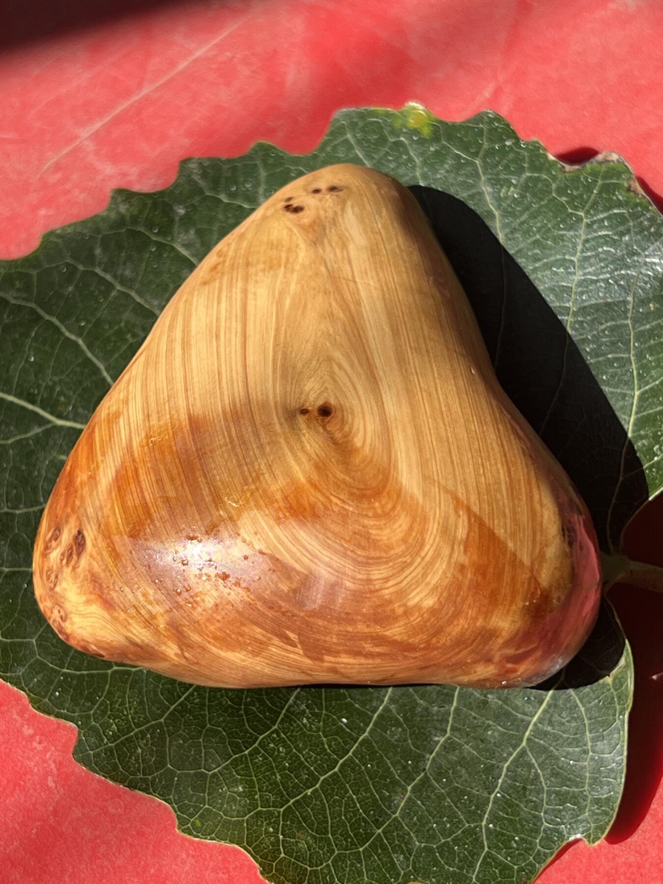零元拍：崖柏瘤花随型手把件，十年前的存货了，油性极大。因为没有盘玩过，里面的油脂都渗出来了，收到后切记一定戴手套盘玩